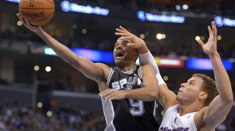 Tonijs Pārkers (#9) nupat apspēlējis Bleiku Grifinu (#32)
Foto: AP/Scanpix