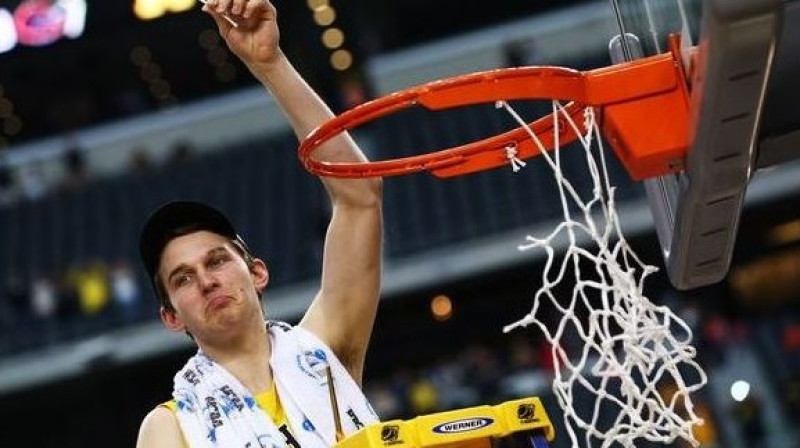 Lietuviešu izcelsmes kanādietis, "Michigan" snaiperis Niks Stauskas (Nik Stauskas) svin iekļūšanu NCAA čempionāta "Četru Finālā". Dienvidu reģiona finālā "Michigan" pārspēja Patrika Janga...