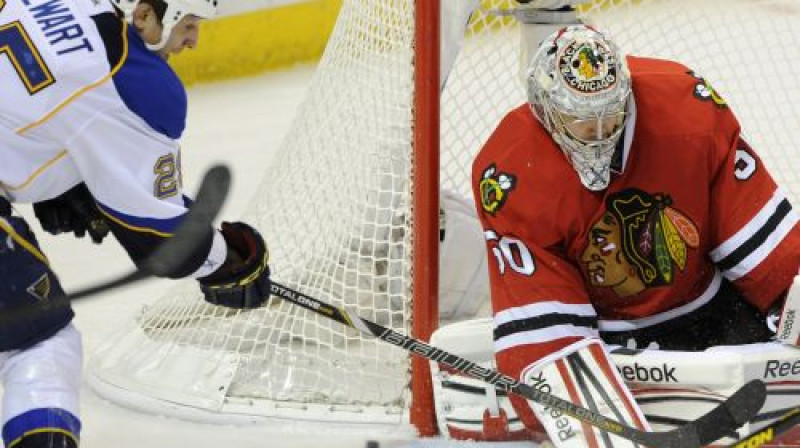 Kriss Stjuarts no "Blues" cenšas pārspēt Koriju Kroufordu ("Blackhawks"). Nesekmīgi
Foto:AP/Scanpix