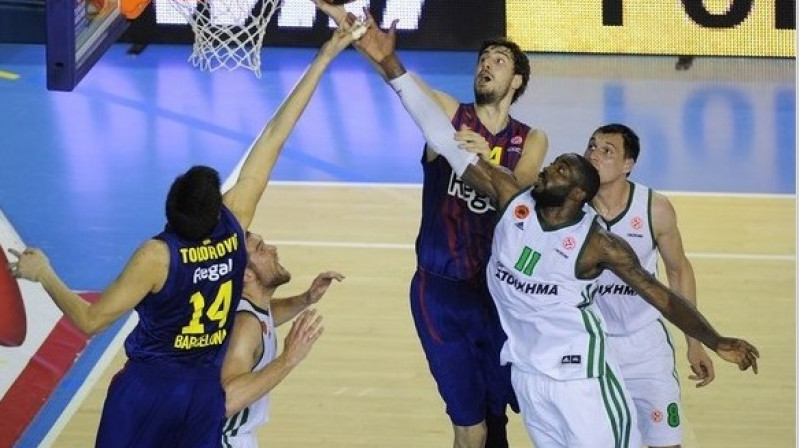 "Panathinaikos" gaboniešu uzbrucējs Stefans Lasmi guva 16 punktus, taču Marko Todoroviča un Antes Tomiča barjeras bija par augstu
Foto: AFP/Scanpix