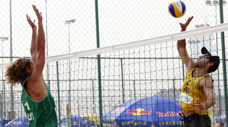 Aleksandrs Samoilovs aizsardzībā pret Pedro Solbergu Solgado. Foto: fivb.org