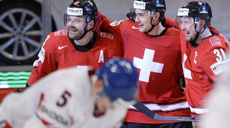 Šveices hokeja lielais talants Nino Nīderreiters (centrā) tieši izlases rindās atkal "atplauka". 
Foto: AFP/Scanpix