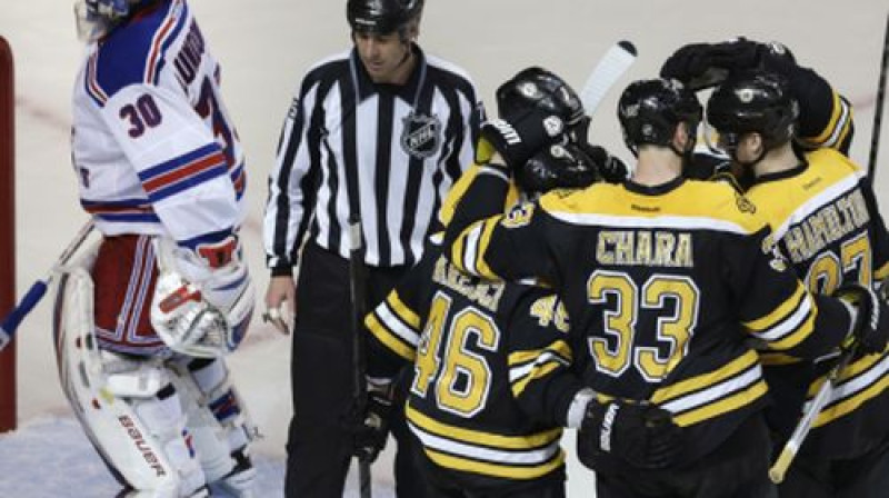 Henriks Lundkvists skatās uz otru pusi, kamēr "Bruins" hokejisti priecājas par gūtajiem vārtiem
Foto:AP/Scanpix