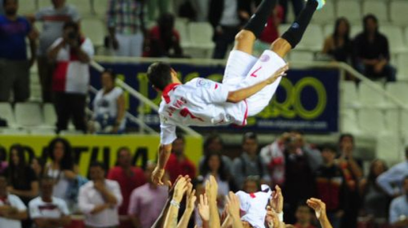 "Sevilla" futbolisti pēc sezonas pēdējās spēles atvadās no Hesusa Navasa
Foto: AFP/Scanpix