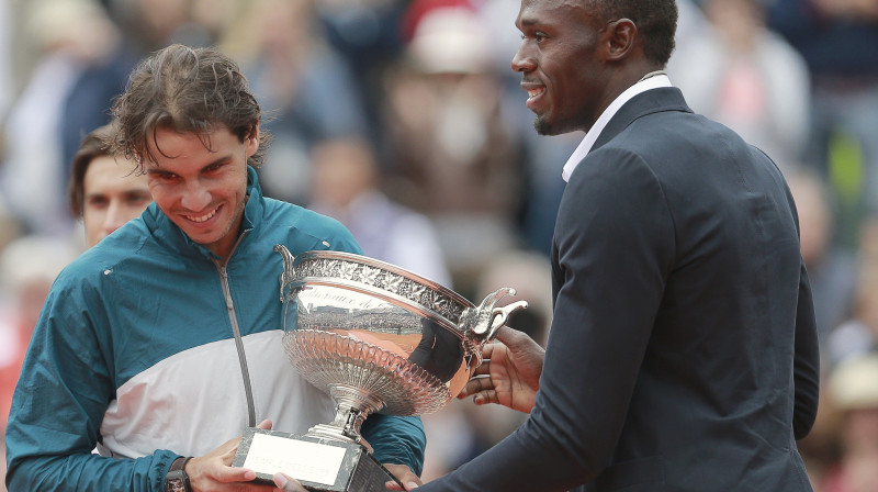 Rafaels Nadals savu astoto "French Open" titulu saņēma no pasaules ātrākā cilvēka Juseina Bolta
Foto: Reuters/Scanpix