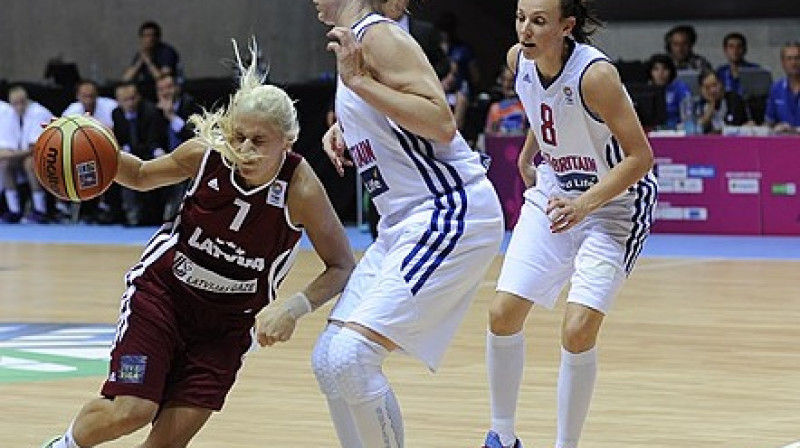 Elīna Babkina un Latvijas valstsvienība: pirmdien pret Lielbritāniju ar enerģiju, karstām sirdīm un vēsām galvām.
Foto: FIBAEurope/Herve Bellenger