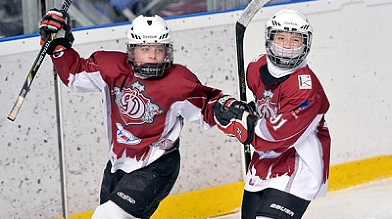 HS Dinamo U-12 jaunie hokejisti var uzspēlēt pret hokeja lielvalstu puišiem kā pret līdzīgiem. Foto: dinamoberni.lv