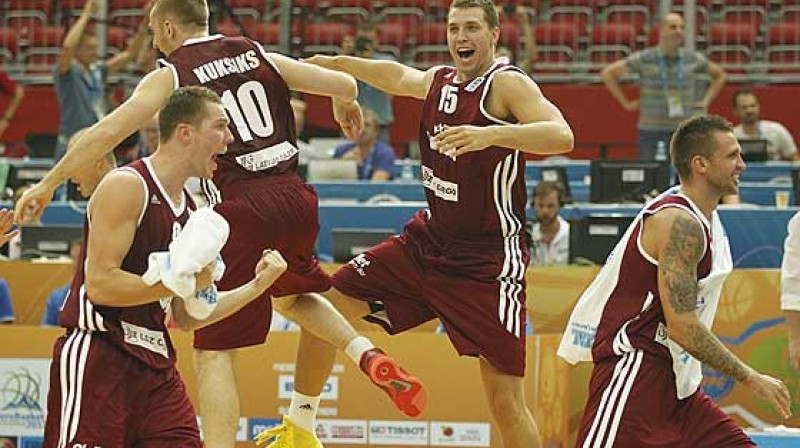 Dairis Bertāns, Rihards Kuksiks, Andrejs Šeļakovs, Armands Šķēle un Latvijas valstsvienība: lieliskas emocijas Eiropas čempionšta startā.
Foto: FIBAEurope.com