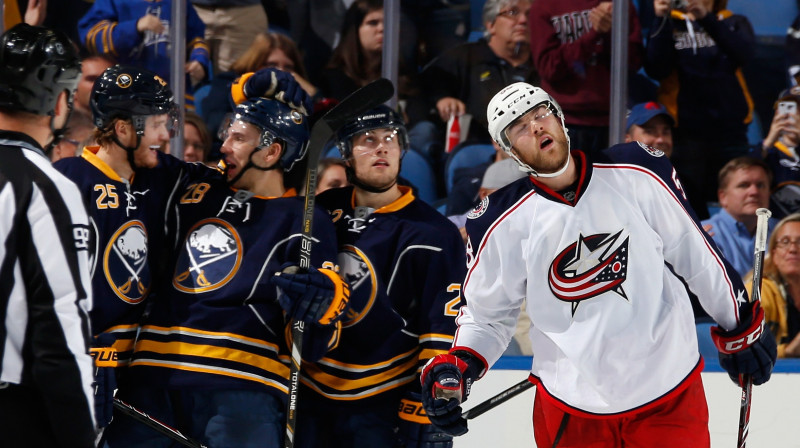 Zemgus Girgensons (#28) tiek apsveikts pēc gūtajiem vārtiem
Foto: AP