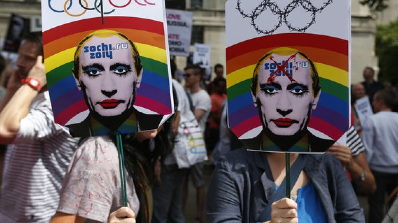 Protestētāji 2013. gada 10. augustā Londonā tur plakātus, protestējot pret Krievijā pieņemtajiem "antigeju" likumiem
Foto: AP/Scanpix