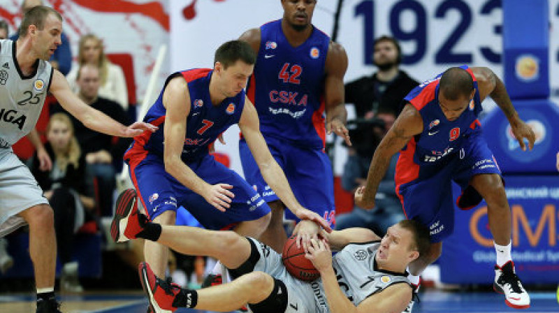 Artūrs Strēlnieks cīņā ar CSKA spēlētājiem
Foto: RIA Novosti