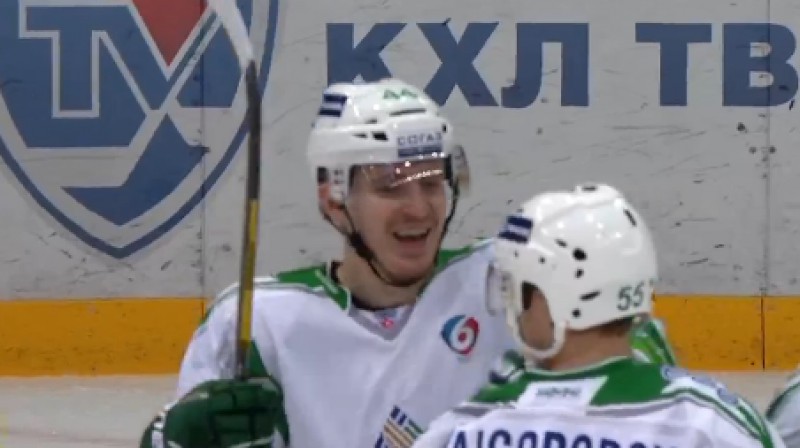Artūrs Kulda un piespēles autors pēc vārtu guvuma 
Foto: no KHL video