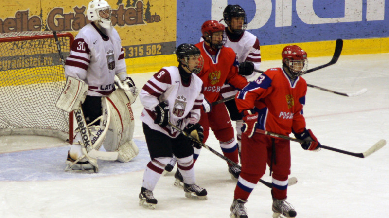 Latvijas U17 hokeja izlase pirmajā spēlē piekāpjas Krievijas U16 izlasei.
Foto: LOK