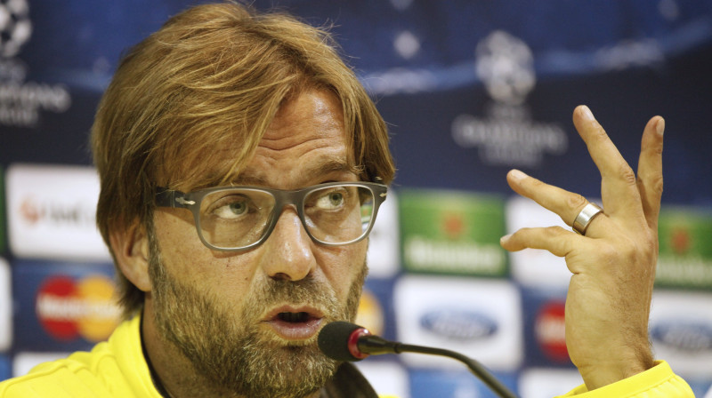 Arī Jirgens Klops ir neizpratnē par komandas krasi atšķirīgo sniegumu Vācijas bundeslīgā un UEFA Čempionu līgā. 
Foto: AFP/Scanpix