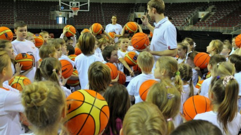 Uģis Viļums un "Basketbols aicina" nodarbības dalībnieki "Arēnā Rīga".
Foto: Romualds Vambuts