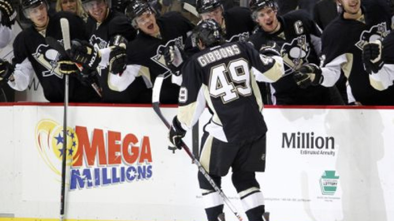 "Penguins" hokejisti sveic Gibonsu ar viņa pirmo vārtu guvumu NHL
Foto:AFP/Scanpix