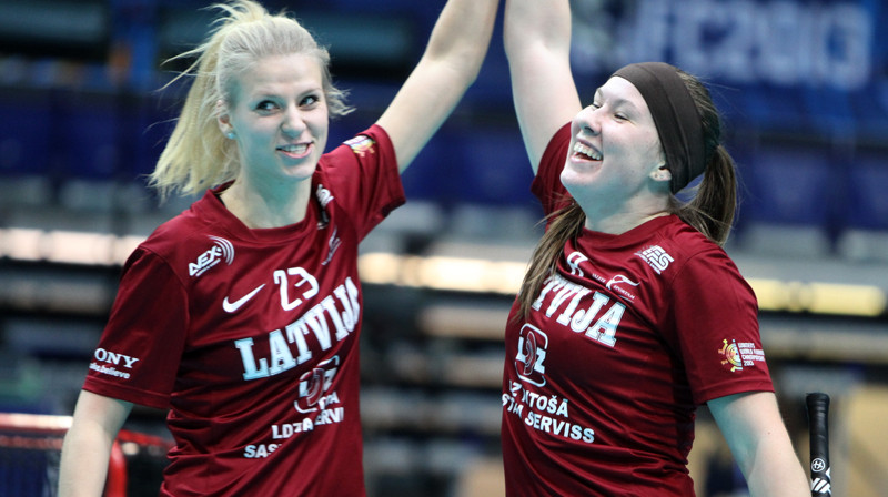 Līgai Garklāvai (#23) un Luīzei Biļinskai (#8) Latvijas uzvarā pa četriem vārtiem
Foto: Ritvars Raits
