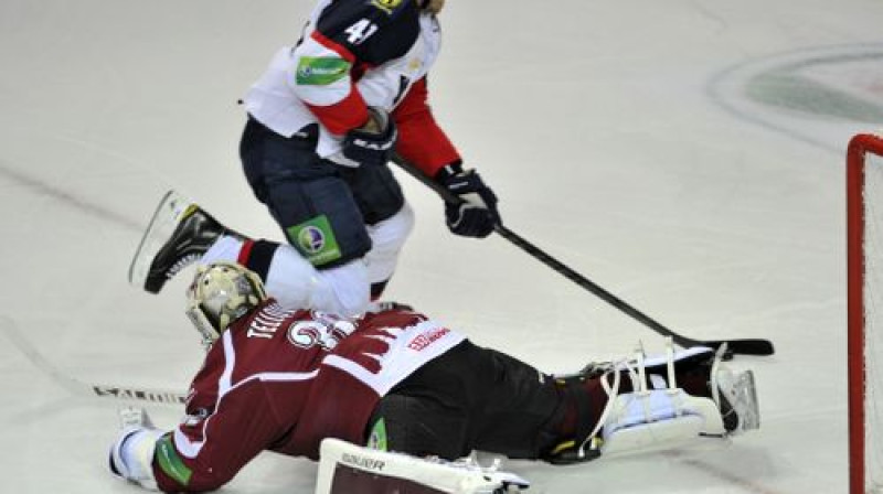 Mikaels Telkvists nokritis "Slovan" hokejista Martina Škoula priekšā
Foto:Romāns Kokšarovs/F64