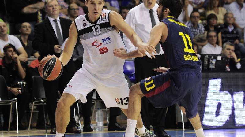 "Partizan" aizsargs Bogdans Bogdanovičs cīņā pret "FC Barcelona" snaiperi Huanu Karlosu Navarro
Foto: AFP/Scanpix