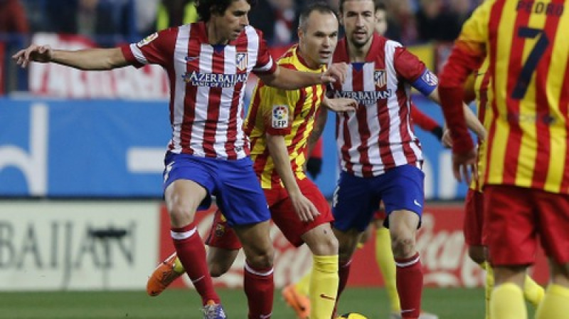 Andress Injesta Madrides "Atletico" spēlētāju ielenkumā
Foto: AFP/Scanpix