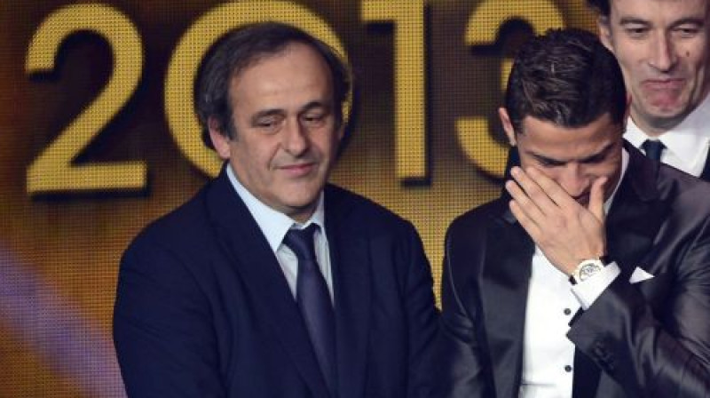 Mišels Platini blakus "Ballon d`Or" ieguvējam Krištianu Ronaldu
Foto:AFP/Scanpix