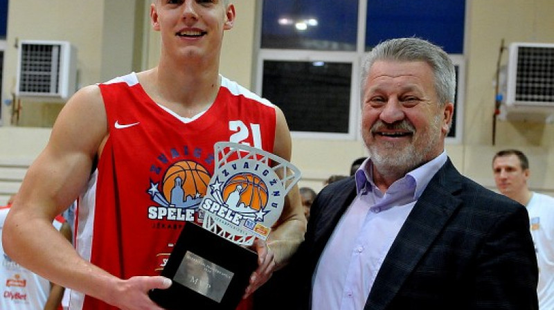 2014. gada LBL Zvaigžņu spēles vērtīgākais spēlētājs Kristaps Dārgais un Jēkabpils mērs Leonīds Salcevičs
Foto: Romualds Vambuts