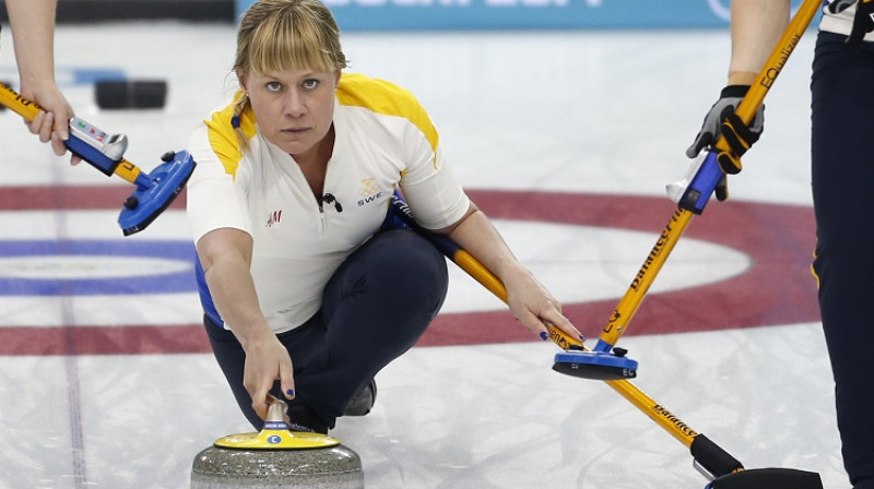 Zviedrijas kērlingistes spēra platu soli pretī pusfinālam
Foto: AP/Scanpix