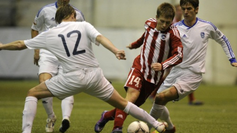 Iļja Šadčins (ar bumbu) vēl "Liepājas metalurga" kreklā
Foto: Romāns Kokšarovs, Sporta Avīze, f64