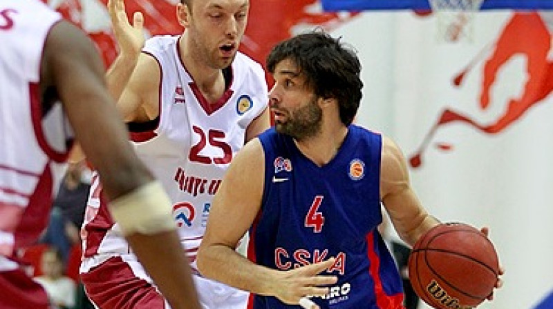 Oleksijs Pečerovs (pa kreisi) šodien guva 16 punktus, taču galavārds piederēja Milošam Teodosičam un Maskavas CSKA. Foto: vtb-league.com