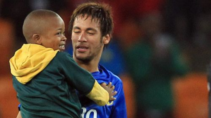 Neimārs un jaunais Dienvidāfrikas futbola līdzjutējs
Foto:AP/Scanpix