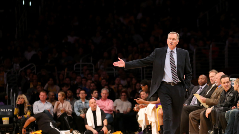 Šo sezonu Maiks D'Antoni vēl pabeigs "Lakers" trenera amatā... 
Foto: AFP/Scanpix