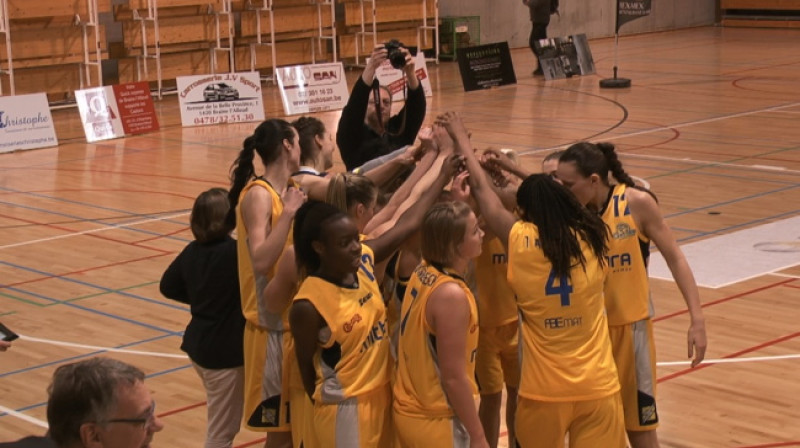 Anete Šteinberga un "Royal Castors Braine" spēlētājas
Foto: www.basketfeminin.com