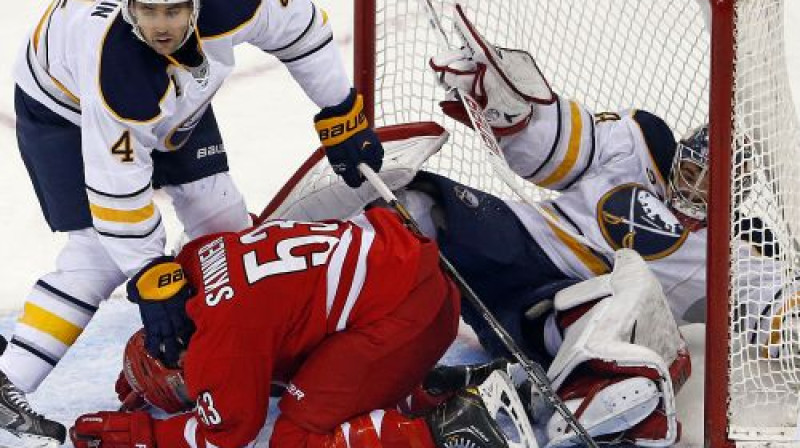 Mihals Neuvirts (pa labi) glāba "Sabres" visgrūtākajās situācijās
Foto:AP/Scanpix