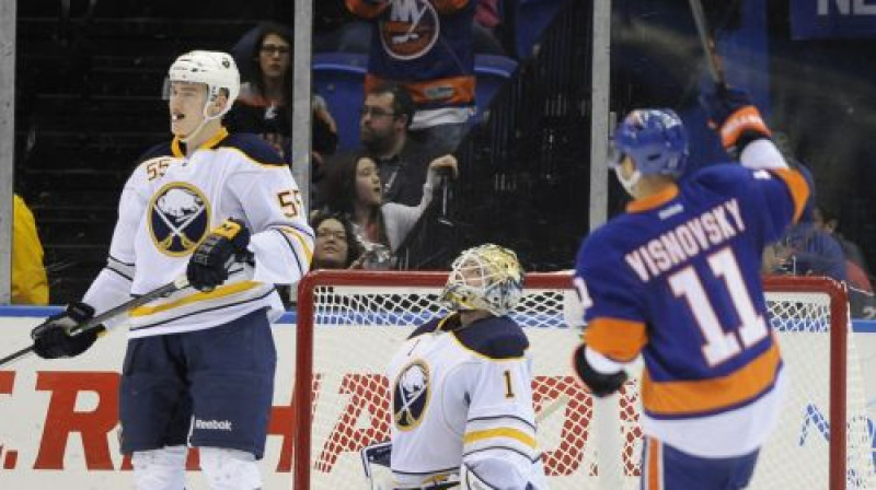 "Sabres" aizsargi un vārtsargs Jūnass Enrūts pārdomā dzīvi pēc kārtējiem "Islanders" vārtiem
Foto:AP/Scanpix