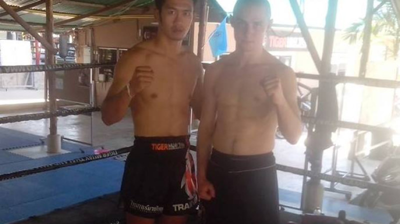 Edgars Skrīvers (no labās) un Tukatatongs Patpajata treniņnometnē Taizemē
Foto: tmfight.com