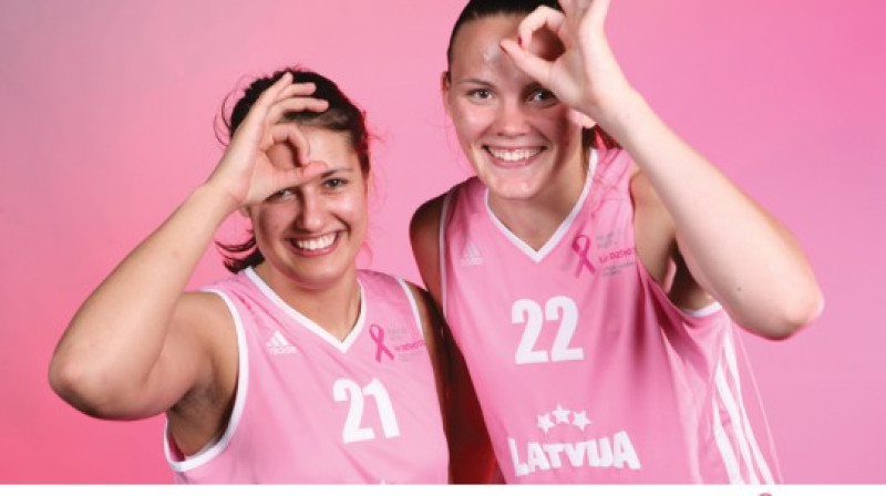 Latvijas sieviešu basketbola valstsvienības dalībnieces Ieva Krastiņa un Anete Šteinberga pēc 2013.gada maijā Rozā lentītes spēles
Foto: Rihards Streiķis.