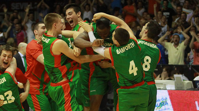 "Cajasol" basketbolisti pēc gūtās uzvaras
Foto: acb.com