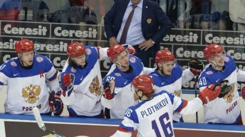 Sergejs Plotņikovs guva Krievijas pirmos vārtus, bet Oļegs Znaroks debitēja ar pasaules čempionāta fināla sasniegšanu
Foto: AFP/Scanpix