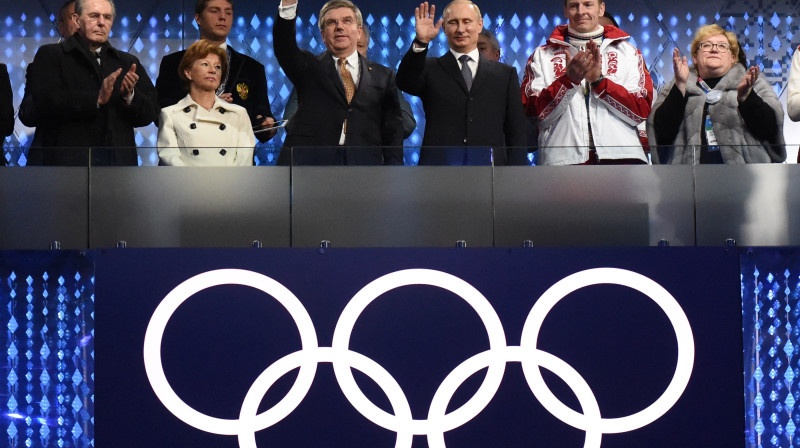 Aleksandrs Zubkovs (sarkanbaltajā jakā) Soču olimpisko spēļu noslēguma ceremonijā 
Foto: AFP / Scanpix