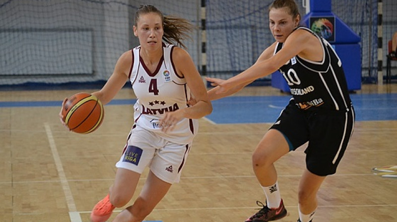 Anna Buša (ar bumbu) spēlē pret Vāciju ar 14 punktiem bija viena no rezultatīvākajām Latvijas izlases rindās
Foto: www.fibaeurope.com