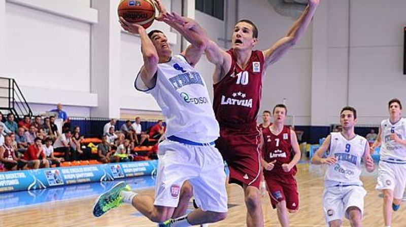 Atbildi Federiko Musīni uzbrukumiem nespēja rast ne Džeiks Krūmiņš, ne visa Latvijas izlase 
Foto: FIBA Europe