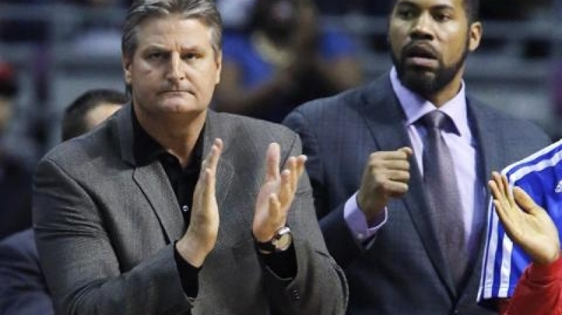 Skots Rots (no kreisās) 2014. gadā, būdams Detroitas "Pistons" trenera asistents, bija kolēģis kolorītajam Rašīdam Volesam
Foto: AP