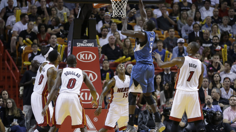 Gorgu Djengs uzbrūk "Miami Heat" grozam
Foto: AP/Scanpix