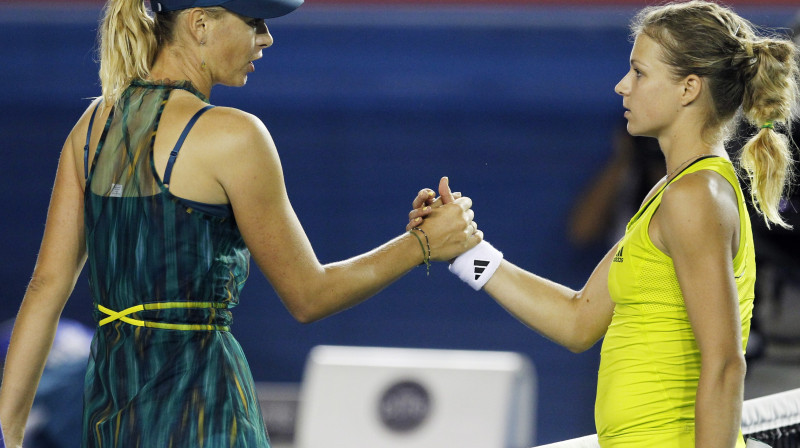 2010. gada janvāris Melburnā. Marija Šarapova nupat Marijai Kiriļenko zaudēja "Australian Open" 1. kārtā. Abām šonakt būs otrā tikšanās "Grand Slam" turnīros
Foto: Reuters/Scanpix