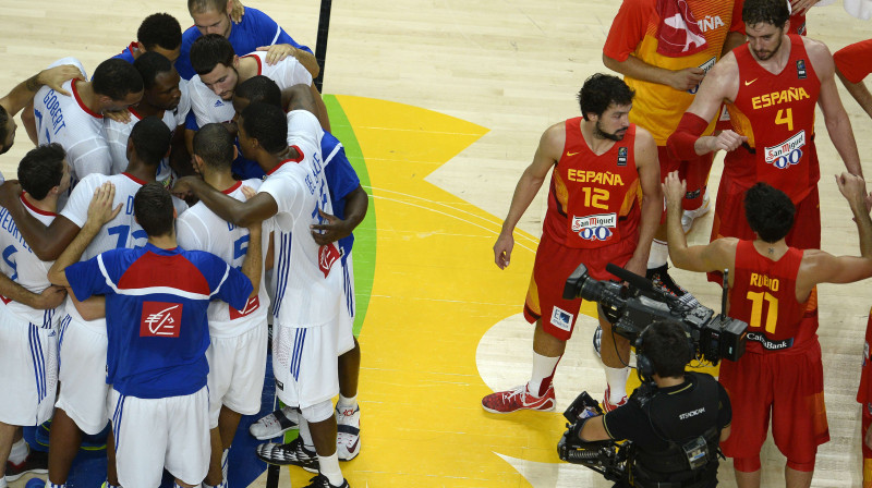 Francijas un Spānijas izlases brīdi pēc spēles noslēguma 
Foto: AFP/Scanpix