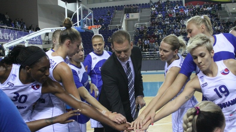 Gundars Vētra un Kurskas "Dinamo" basketbolistes
Foto: www.kurskbasket.ru