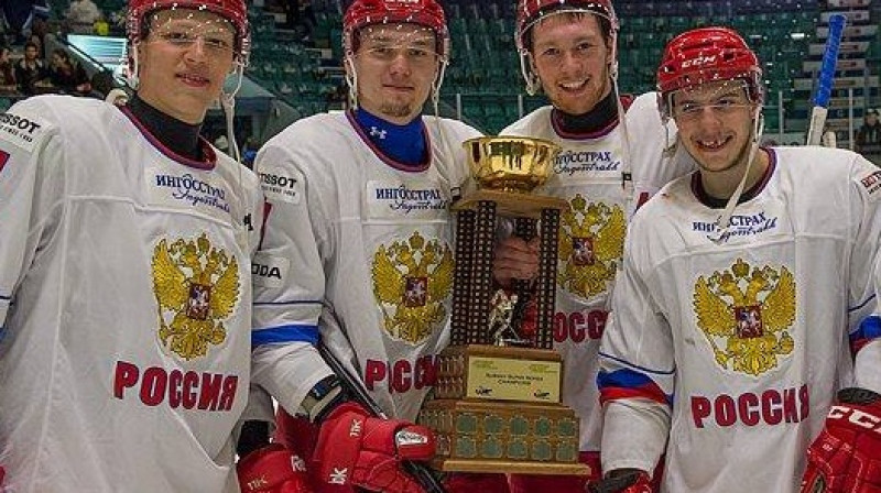 Krievijas izlase ar kausu
Foto: theqmjhl.ca