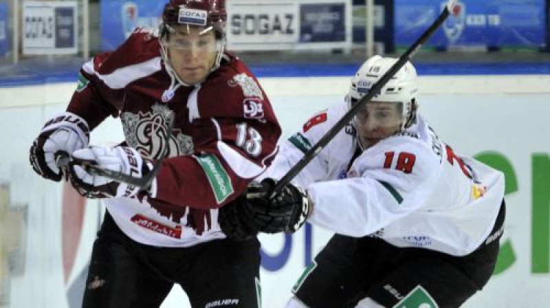 Gunārs Skvorcovs cīņā pret "Metallurg" hokejistu
Foto: Romāns Kokšarovs/F64