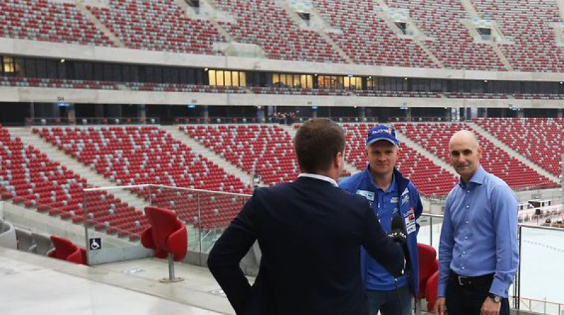 Tomašs Gollobs (pa labi) Varšavas "Grand Prix" prezentācijā
Foto: sportowefakty.pl