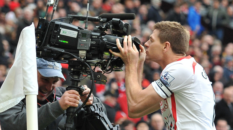 Pagājušajā sezonā "Liverpool" kapteinis pēc gūtajiem vārtiem pret "Manchester United" skūpstīja televīzijas kameru. Kā būs šosezon?
Foto: AFP/Scanpix